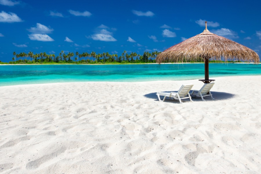 Strand- und Badeurlaub – Palmen und türkisfarbenes Meer